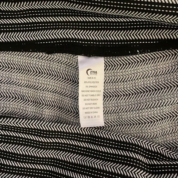 Zyia 7/8 Brilliant Leggings in 8-10. Black Stripe. - Picture 3 of 4